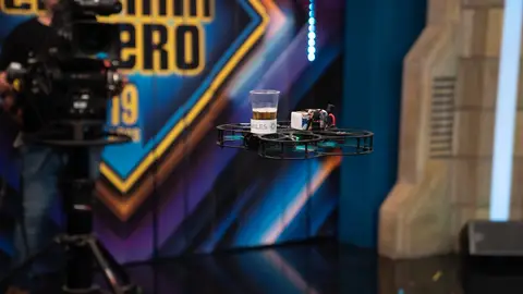 Un dron, un vaso y ni una gota derramada: el experimento que sorprende a Marcelo en El Hormiguero Un dron, un vaso y ni una gota derramada: el experimento que sorprende a Marcelo en El Hormiguero