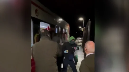 Imagen de la pelea entre viajeros y grafiteros Imagen de la pelea entre viajeros y grafiteros