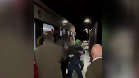 Imagen de la pelea entre viajeros y grafiteros Imagen de la pelea entre viajeros y grafiteros