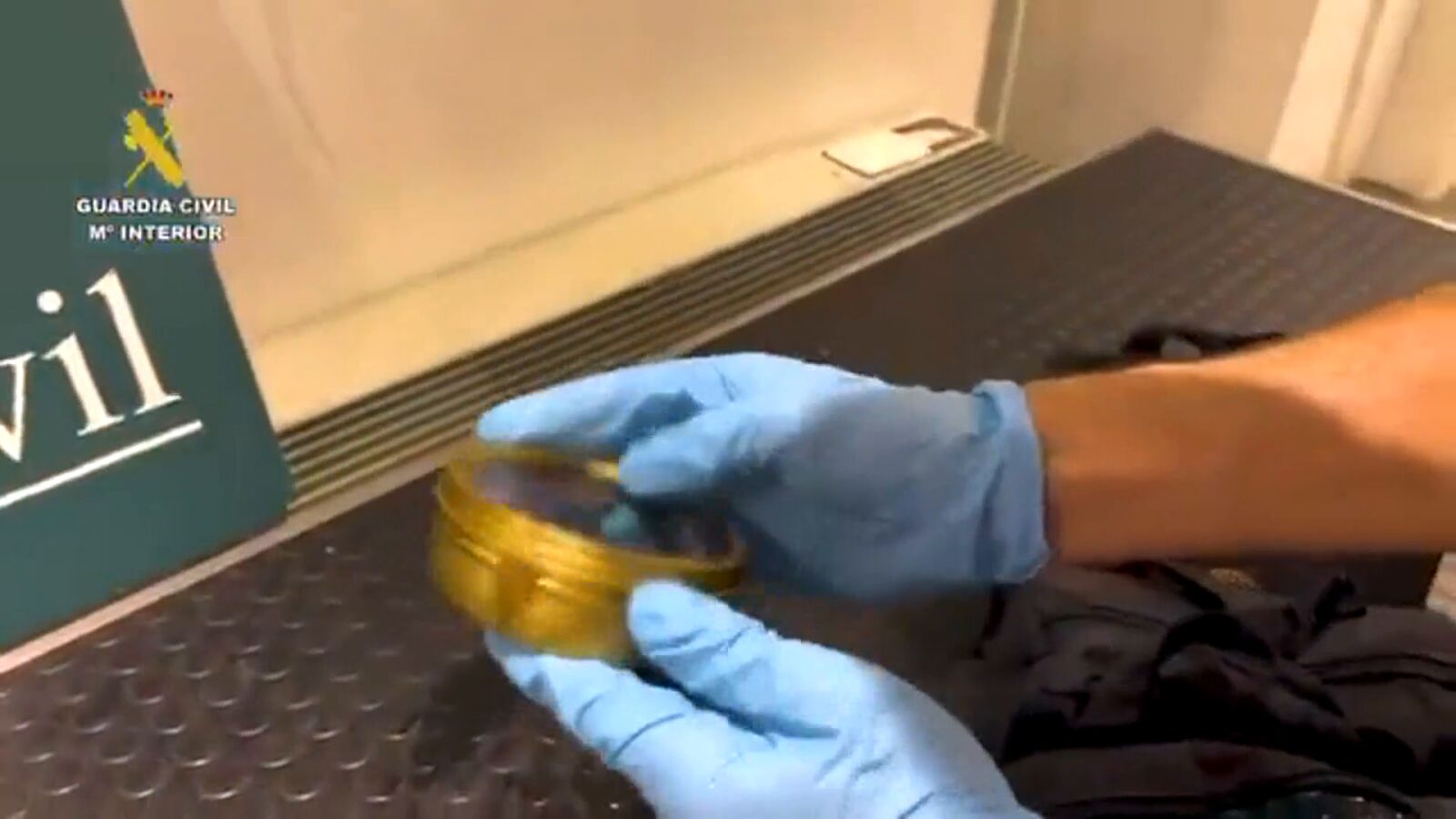 La Guardia Civil interviene más de un kilo de caviar beluga en el aeropuerto de Bilbao