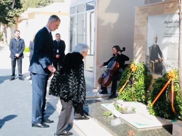 Felipe VI asiste a la inhumación de los restos de Rafael Altamira en El Campello