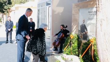 Felipe VI asiste a la inhumación de los restos de Rafael Altamira en El Campello