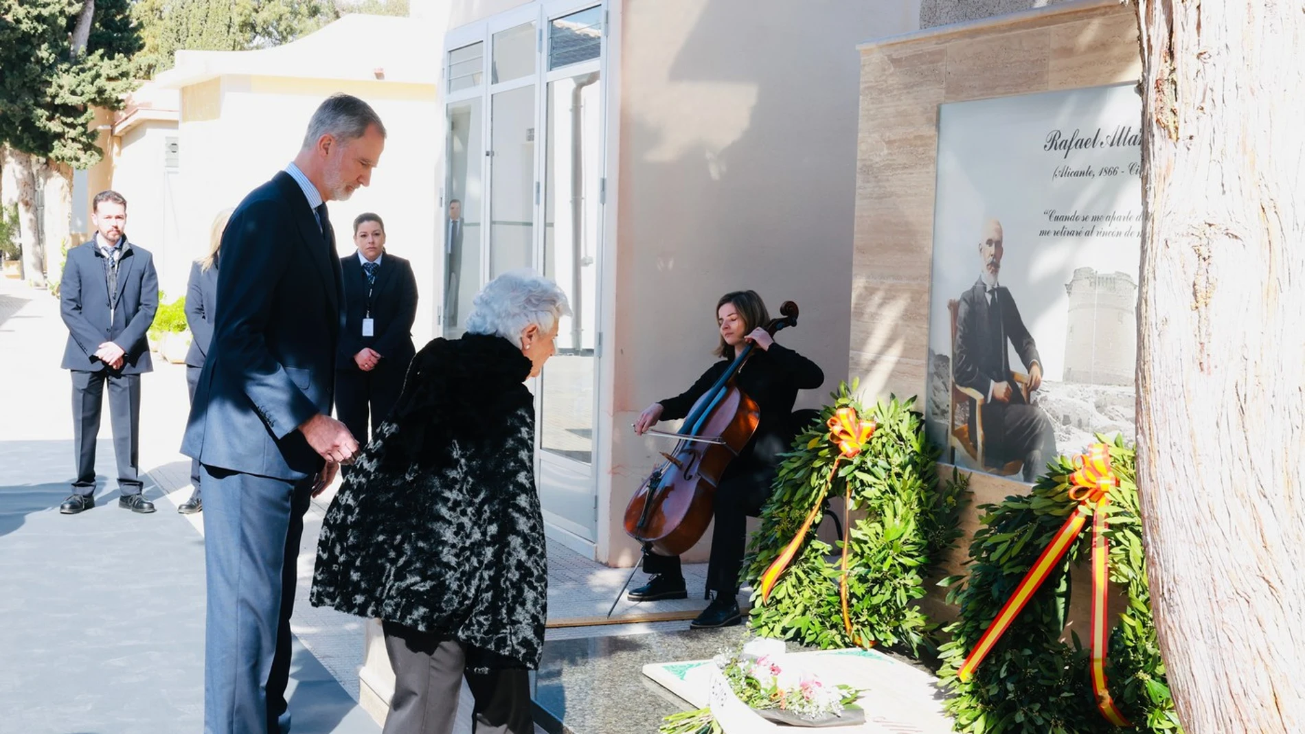 Felipe VI asiste a la inhumación de los restos de Rafael Altamira en El Campello Felipe VI asiste a la inhumación de los restos de Rafael Altamira en El Campello