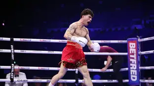 El boxeador John Cooney en pleno combate El boxeador John Cooney en pleno combate