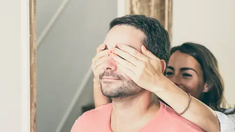 Una mujer le tapa los ojos a su marido para darle una sorpresa Una mujer le tapa los ojos a su marido para darle una sorpresa