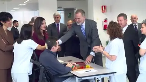 Los reyes Felipe y Letizia aplauden el trabajo de los sanitarios en el Hospital de Parapléjicos y conocen las historias de superación de sus pacientes Los reyes Felipe y Letizia aplauden el trabajo de los sanitarios en el Hospital de Parapléjicos y conocen las historias de superación de sus pacientes