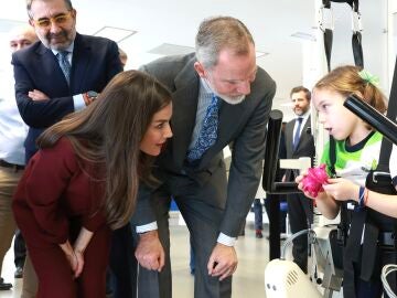 Los reyes Felipe y Letizia aplauden el trabajo de los sanitarios en el Hospital de Parapléjicos y conocen las historias de superación de sus pacientes