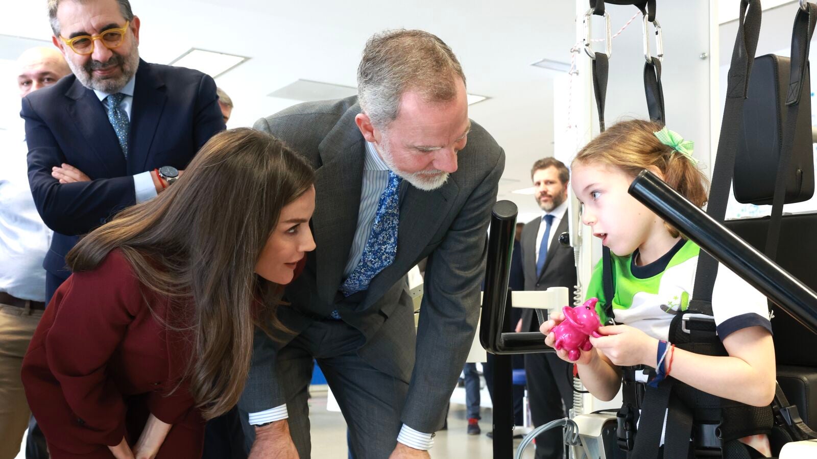 Los reyes Felipe y Letizia conocen las historias de superación de los pacientes del Hospital de Parapléjicos