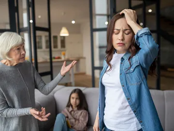 Abuela, madre y nieta discutiendo Abuela, madre y nieta discutiendo