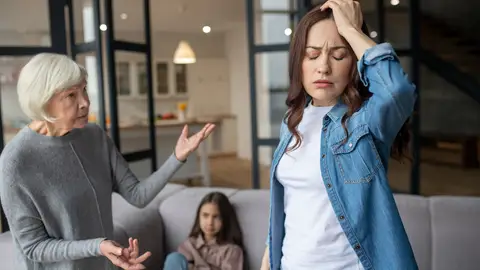 Abuela, madre y nieta discutiendo Abuela, madre y nieta discutiendo