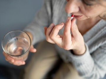 Una mujer se toma medicamentos