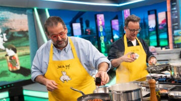 David de Jorge debuta como cocinero en el programa y pone a prueba a Ángel Llàcer y Pablo Motos en los fogones.