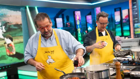 David de Jorge debuta como cocinero en el programa y pone a prueba a Ángel Llàcer y Pablo Motos en los fogones. David de Jorge debuta como cocinero en el programa y pone a prueba a Ángel Llàcer y Pablo Motos en los fogones.