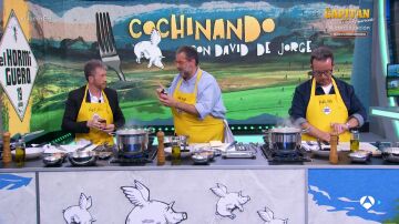 David de Jorge debuta como cocinero en el programa y pone a prueba a Ángel Llàcer y Pablo Motos en los fogones.