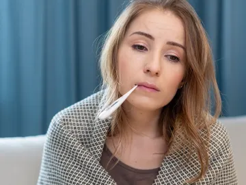 Mujer con la gripe Mujer con la gripe