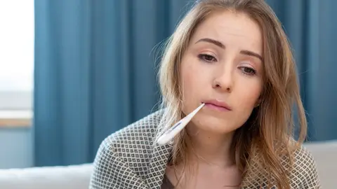 Mujer con la gripe Mujer con la gripe