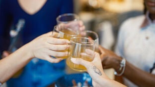 Varios j&oacute;venes bebiendo refrescos
