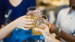 Varios jóvenes bebiendo refrescos Varios jóvenes bebiendo refrescos