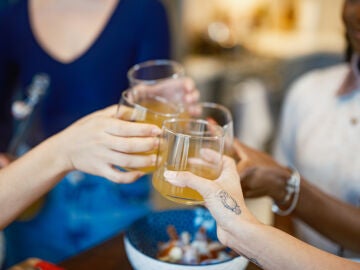 Varios jóvenes bebiendo refrescos