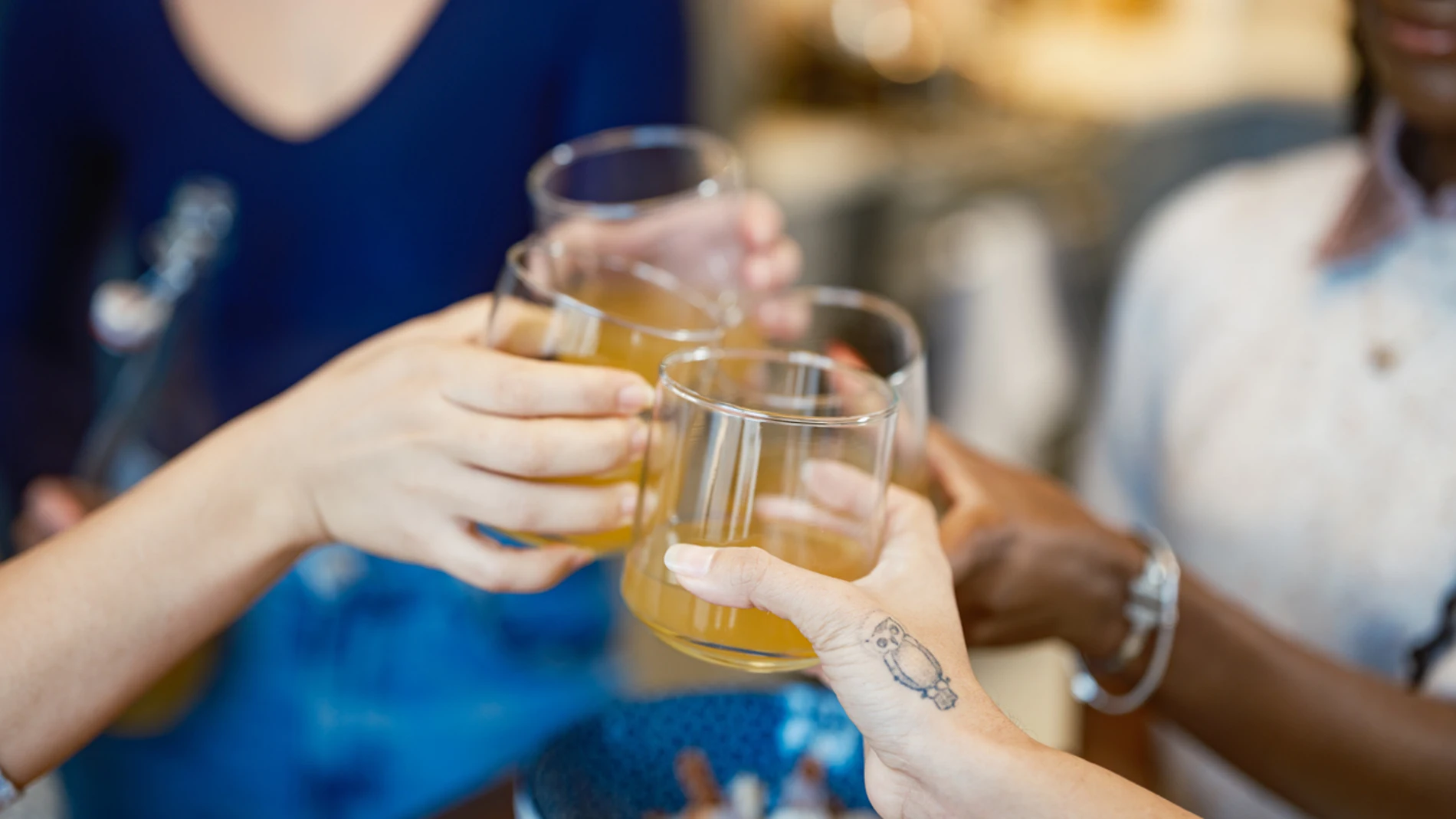 Varios jóvenes bebiendo refrescos Varios jóvenes bebiendo refrescos