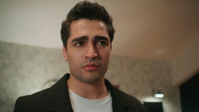 La noche más mágica de Seyran y Ferit acaba de la peor manera: ella le entrega el anillo y pide el divorcio