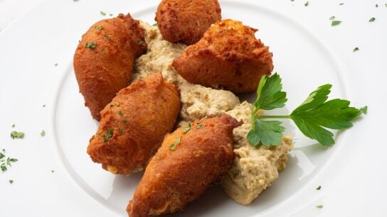 Bu&ntilde;uelos de merluza con hummus de aceitunas