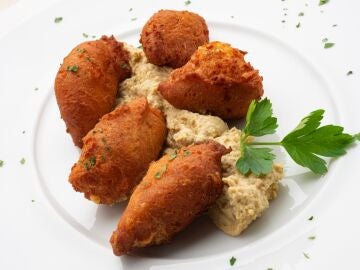 Bu&ntilde;uelos de merluza con hummus de aceitunas