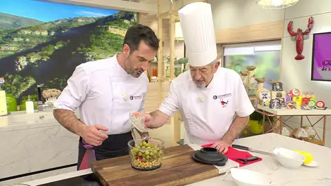 Tritura los ingredientes hasta que consigas un puré homogéneo Tritura los ingredientes hasta que consigas un puré homogéneo