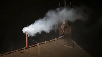 Humo blanco saliendo de la chimenea en el techo de la Capilla Sixtina cuando el Colegio Cardenalicio eligió a un nuevo Papa el 13 de marzo de 2013 en la Ciudad del Vaticano. Humo blanco saliendo de la chimenea en el techo de la Capilla Sixtina cuando el Colegio Cardenalicio eligió a un nuevo Papa el 13 de marzo de 2013 en la Ciudad del Vaticano.