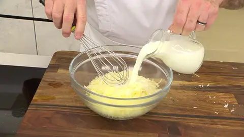 Añade la mitad del queso y la leche Añade la mitad del queso y la leche