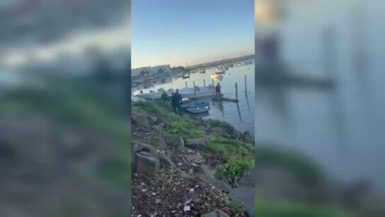 Un presunto 'petaquero' se burla de los agentes desde su embarcaci&oacute;n en Isla Cristina