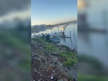 Un presunto 'petaquero' se burla de los agentes desde su embarcación en Isla Cristina