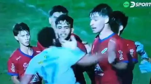 Momento del puñetazo que deja KO a un jugador Momento del puñetazo que deja KO a un jugador