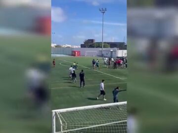 Pelea multitudinaria en un partido de fútbol juvenil en Lanzarote con insultos racistas 