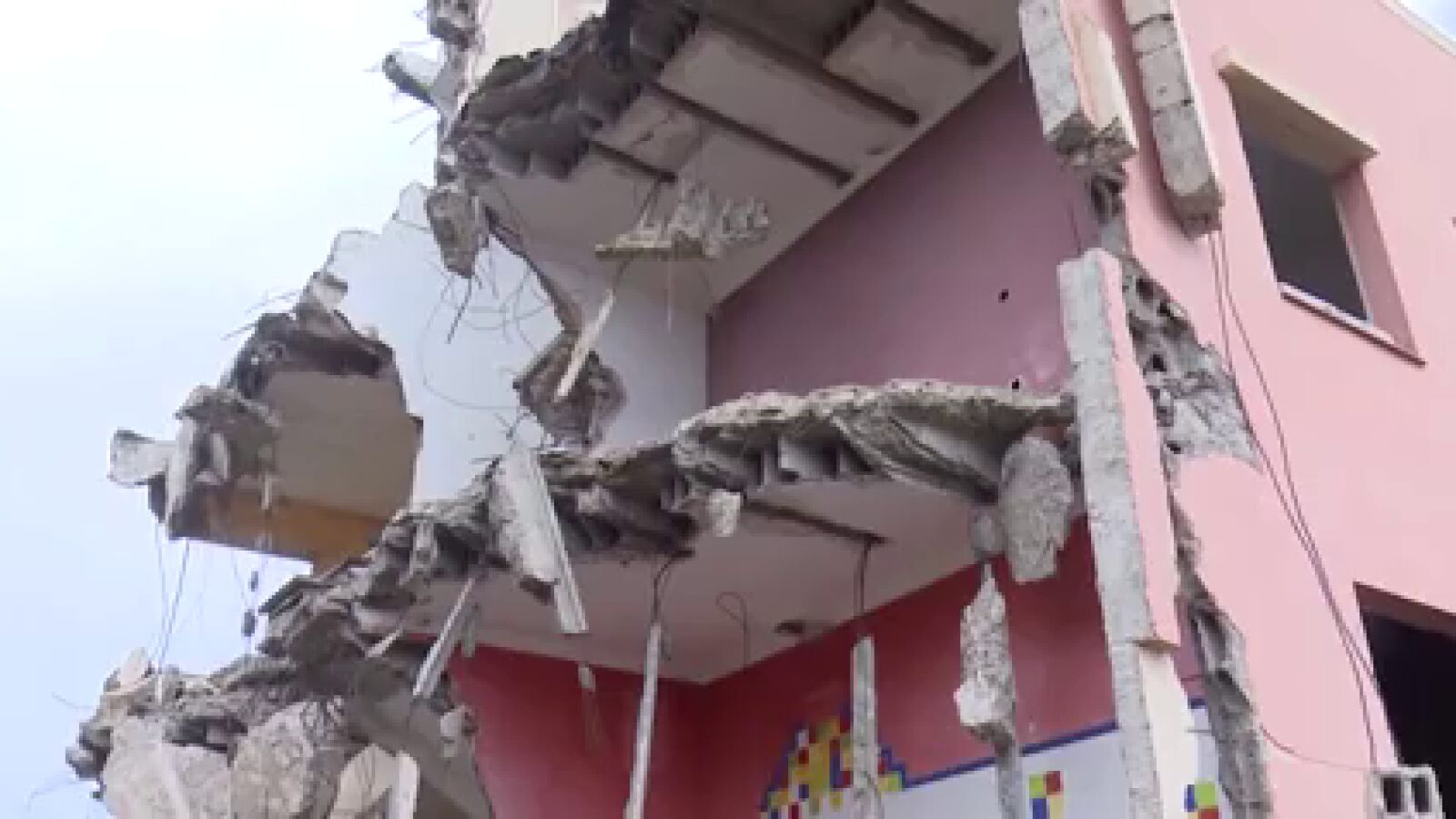 Un grupo de inmigrantes okupa un edificio en ruinas y con peligro de derrumbe en Arucas, Gran Canaria