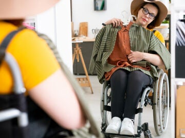Mujer en silla de ruedas prob&aacute;ndose ropa