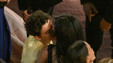 El beso de Kylie Jenner y Timothée Chalamet en los Oscar El beso de Kylie Jenner y Timothée Chalamet en los Oscar