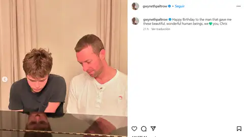 Chris Martin y su hijo Moses tocando el piano Chris Martin y su hijo Moses tocando el piano