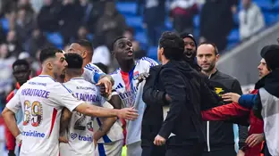 Paulo Fonseca, apartado por sus jugadores tras encararse con el colegiado Benoît Millot Paulo Fonseca, apartado por sus jugadores tras encararse con el colegiado Benoît Millot