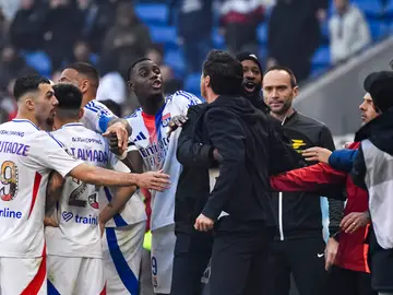 Paulo Fonseca, apartado por sus jugadores tras encararse con el colegiado Benoît Millot Paulo Fonseca, apartado por sus jugadores tras encararse con el colegiado Benoît Millot