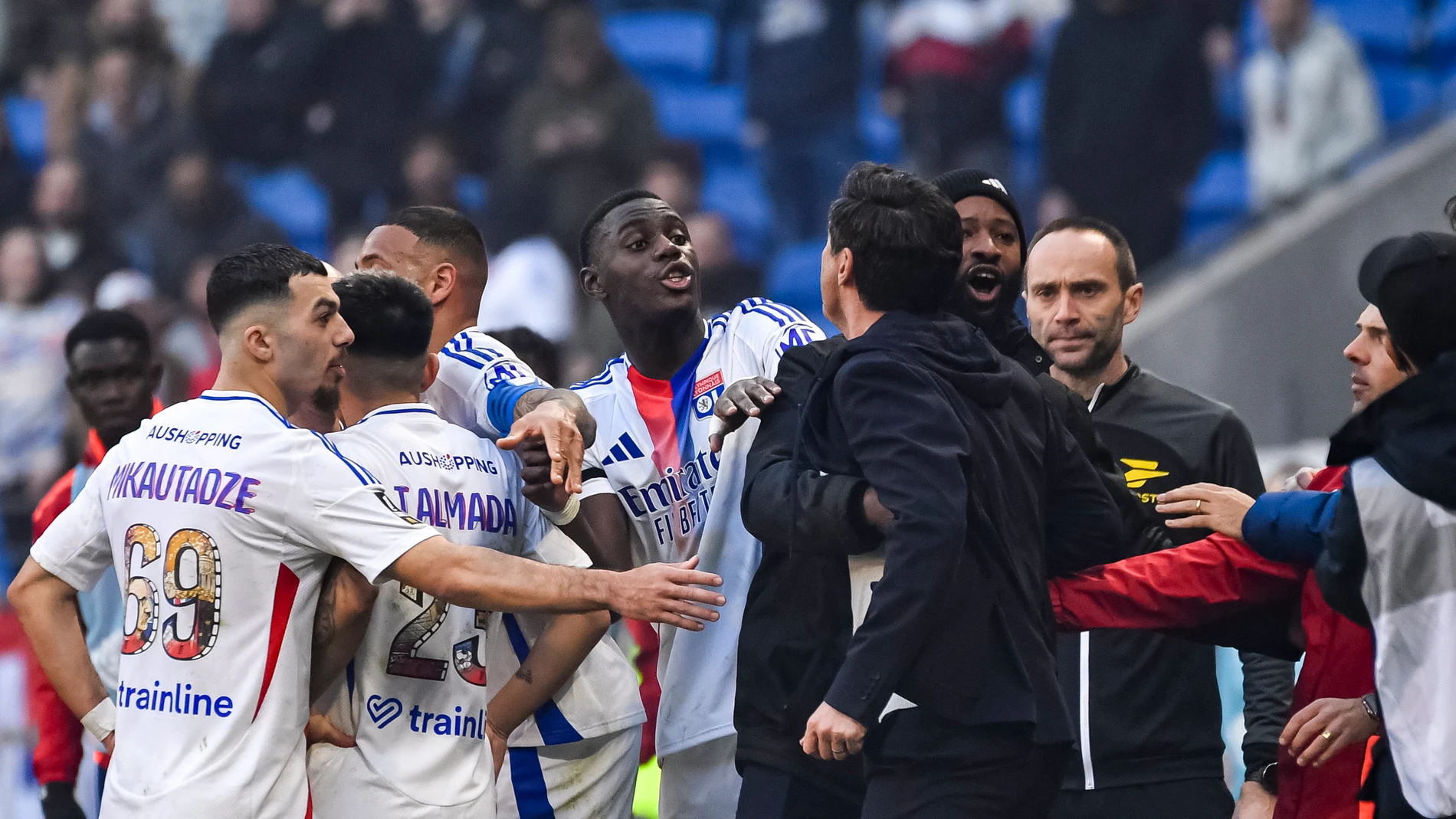 Paulo Fonseca, apartado por sus jugadores tras encararse con el colegiado Benoît Millot Paulo Fonseca, apartado por sus jugadores tras encararse con el colegiado Benoît Millot