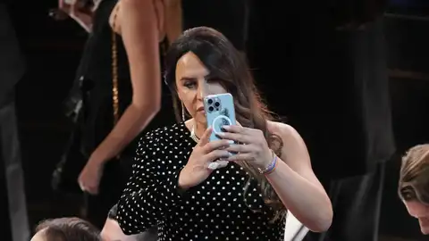 Karla Sofía Gascón haciendo fotos con su teléfono móvil en los Oscar Karla Sofía Gascón haciendo fotos con su teléfono móvil en los Oscar