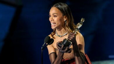 Zoe Saldaña reivindica sus raíces latinoamericanas y el español tras llevarse el Oscar: 