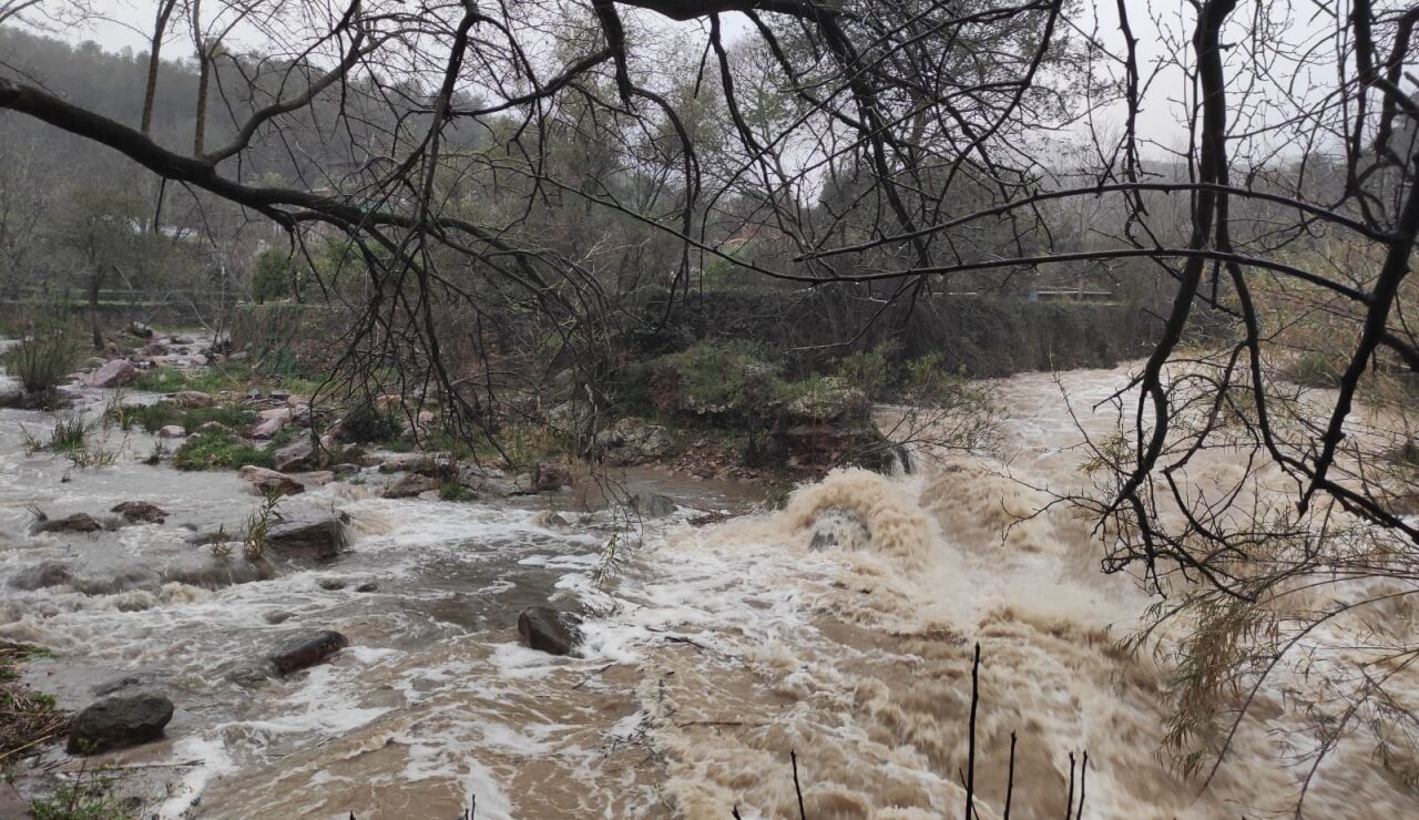 Imagen de la crecida de un r&iacute;o por el temporal