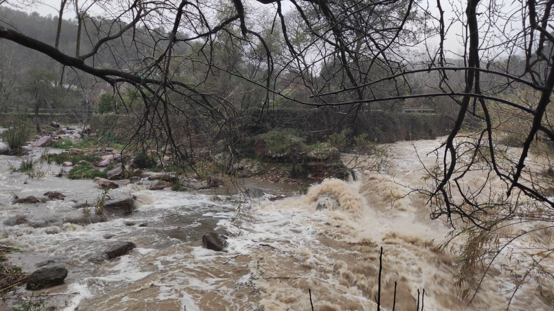 Imagen de la crecida de un r&iacute;o por el temporal