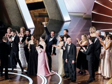 El reparto de Anora recibe el Oscar a la Mejor Película por 'Anora'