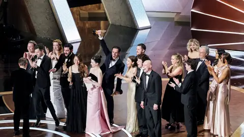 El reparto de Anora recibe el Oscar a la Mejor Película por 'Anora' El reparto de Anora recibe el Oscar a la Mejor Película por 'Anora'