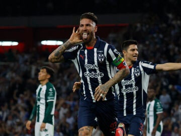 Sergio Ramos celebra su primer gol con Rayados de Monterrey