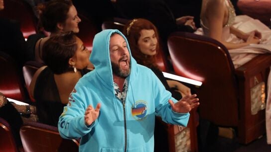 El atuendo de Adam Sandler en los premios Oscar 2025