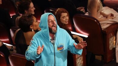 ¿Por qué iba en chándal? El look con sudadera de Adam Sandler en los Oscar por el que ha terminado abandonando la gala
